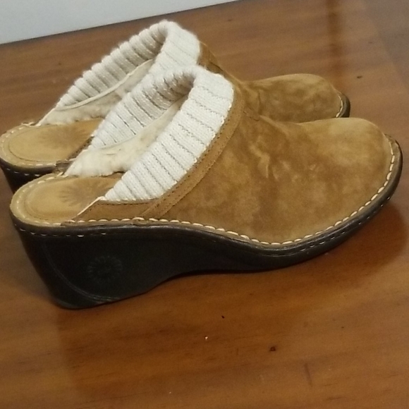 Ladies UGG Clogs - Picture 2 of 4